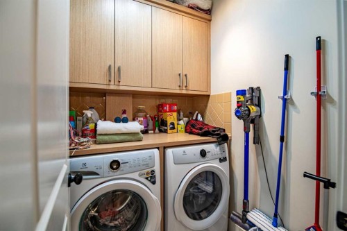 92 Fieldstone Way, Sylvan Lake, AB - Indoor Photo Showing Laundry Room