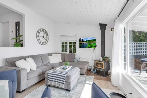 79 Birchcliff Road, Birchcliff, AB - Indoor Photo Showing Living Room