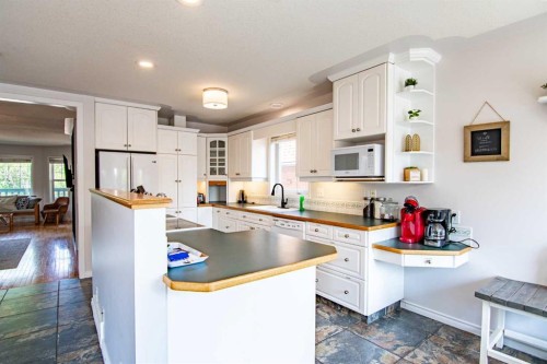 5008 41 Street, Sylvan Lake, AB - Indoor Photo Showing Kitchen