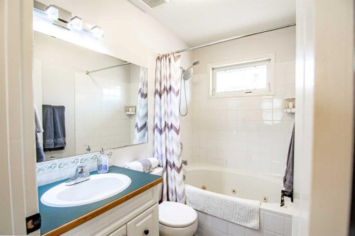 5008 41 Street, Sylvan Lake, AB - Indoor Photo Showing Bathroom
