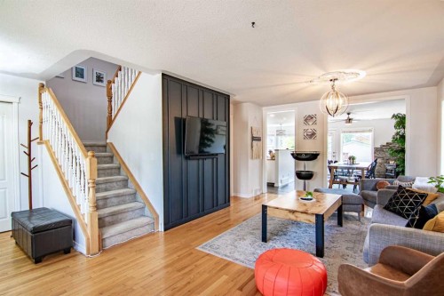5008 41 Street, Sylvan Lake, AB - Indoor Photo Showing Living Room