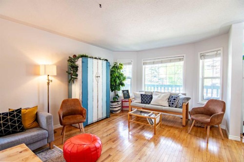 5008 41 Street, Sylvan Lake, AB - Indoor Photo Showing Living Room