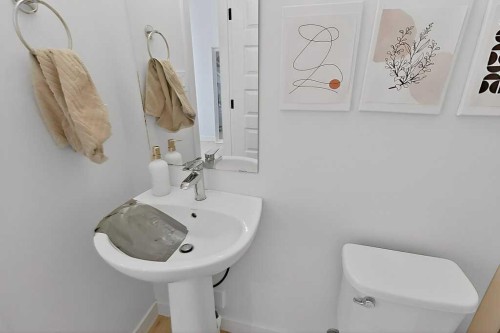 1170 Pacific Circle West, Lethbridge, AB - Indoor Photo Showing Bathroom