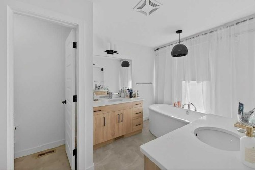 1170 Pacific Circle West, Lethbridge, AB - Indoor Photo Showing Bathroom