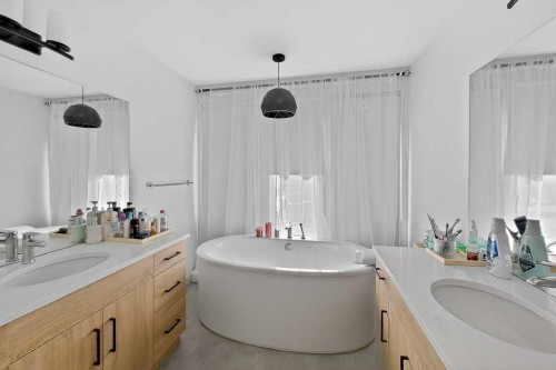 1170 Pacific Circle West, Lethbridge, AB - Indoor Photo Showing Bathroom