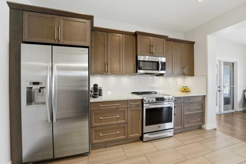 19 Vernon Close, Red Deer, AB - Indoor Photo Showing Kitchen With Upgraded Kitchen