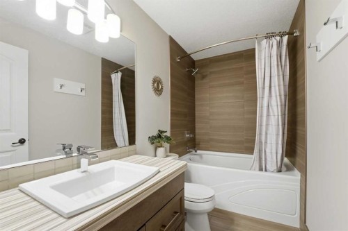19 Vernon Close, Red Deer, AB - Indoor Photo Showing Bathroom