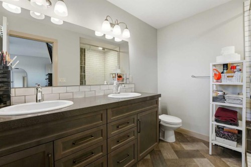 9 Sheep Close, Lacombe, AB - Indoor Photo Showing Bathroom