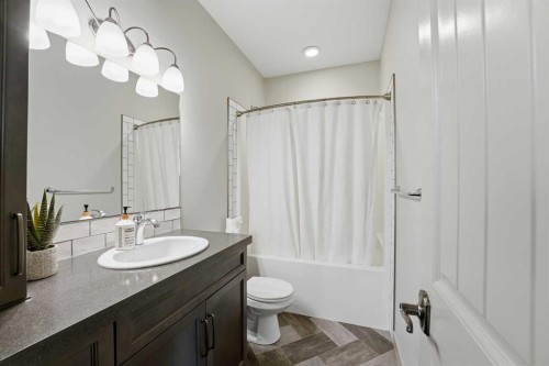 9 Sheep Close, Lacombe, AB - Indoor Photo Showing Bathroom