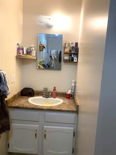 5209 60 North, Ponoka, AB - Indoor Photo Showing Bathroom