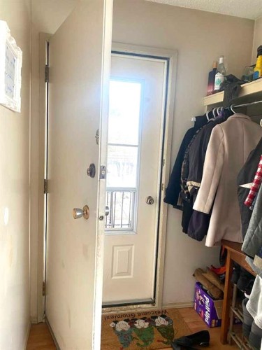 5209 60 North, Ponoka, AB - Indoor