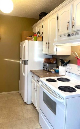 5209 60 North, Ponoka, AB - Indoor Photo Showing Kitchen