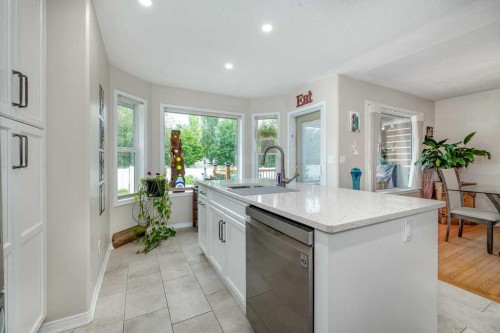 13 Dillon Close, Red Deer, AB - Indoor Photo Showing Kitchen