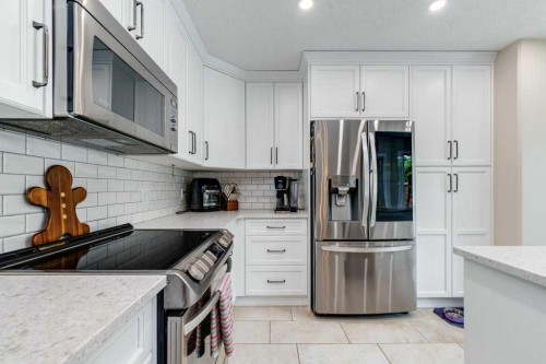 13 Dillon Close, Red Deer, AB - Indoor Photo Showing Kitchen