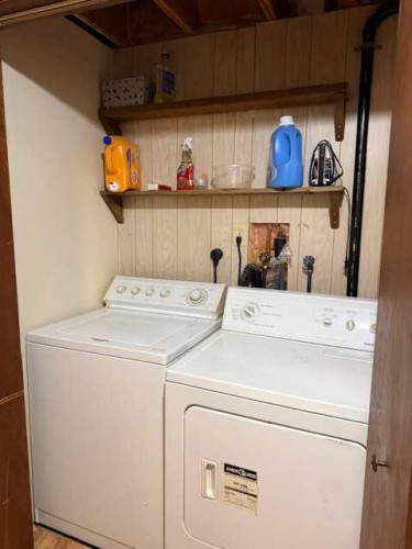93 Westview Drive, Sylvan Lake, AB - Indoor Photo Showing Laundry Room