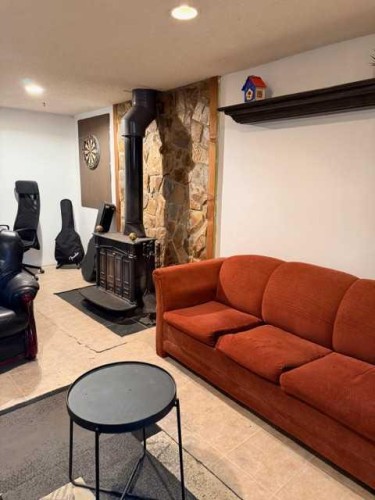 93 Westview Drive, Sylvan Lake, AB - Indoor Photo Showing Living Room