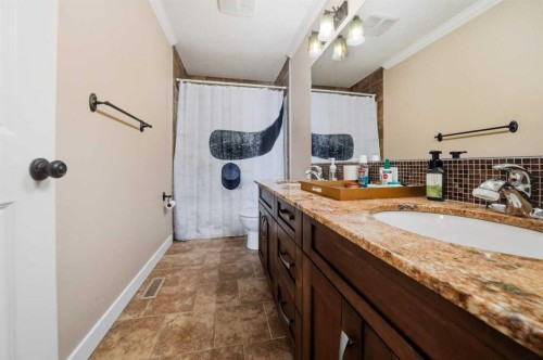 247 Kingston Way Se, Airdrie, AB - Indoor Photo Showing Bathroom
