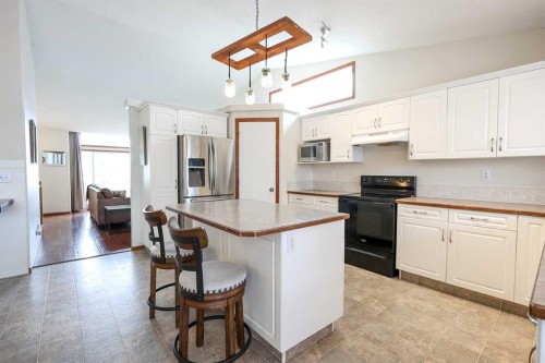27 Falcon Crescent, Sylvan Lake, AB - Indoor Photo Showing Kitchen