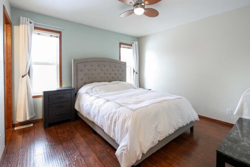 27 Falcon Crescent, Sylvan Lake, AB - Indoor Photo Showing Bedroom