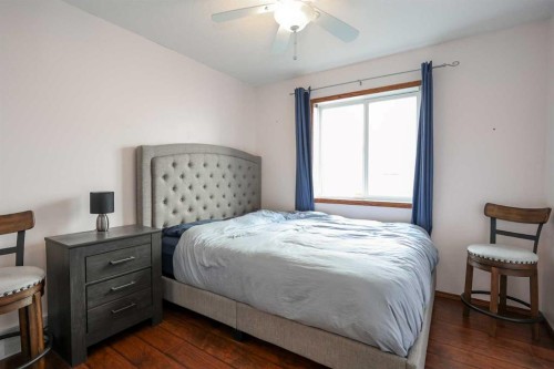 27 Falcon Crescent, Sylvan Lake, AB - Indoor Photo Showing Bedroom