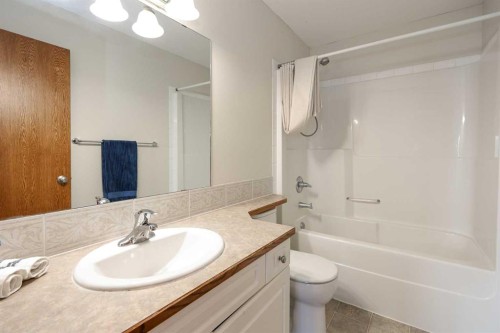 27 Falcon Crescent, Sylvan Lake, AB - Indoor Photo Showing Bathroom