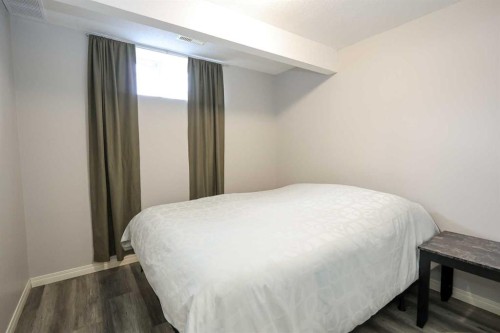 27 Falcon Crescent, Sylvan Lake, AB - Indoor Photo Showing Bedroom