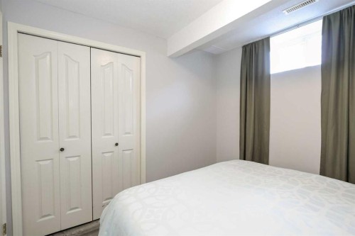 27 Falcon Crescent, Sylvan Lake, AB - Indoor Photo Showing Bedroom