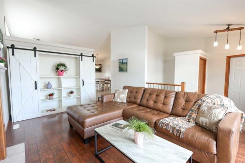 27 Falcon Crescent, Sylvan Lake, AB - Indoor Photo Showing Living Room