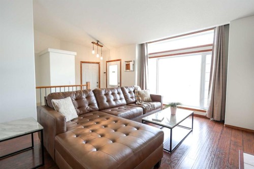 27 Falcon Crescent, Sylvan Lake, AB - Indoor Photo Showing Living Room