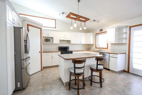 27 Falcon Crescent, Sylvan Lake, AB - Indoor Photo Showing Kitchen