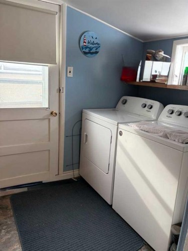5218 50, Castor, AB - Indoor Photo Showing Laundry Room