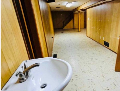 5110 51, Castor, AB - Indoor Photo Showing Bathroom