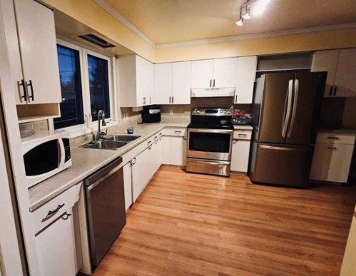 5110 51, Castor, AB - Indoor Photo Showing Kitchen With Double Sink