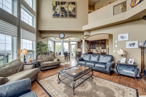 4300 Memorial Trail, Sylvan Lake, AB - Indoor Photo Showing Living Room