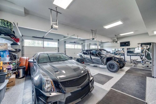 4300 Memorial Trail, Sylvan Lake, AB - Indoor Photo Showing Garage