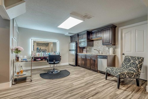 4300 Memorial Trail, Sylvan Lake, AB - Indoor Photo Showing Kitchen