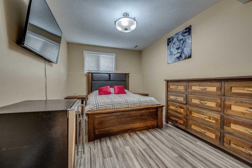 4300 Memorial Trail, Sylvan Lake, AB - Indoor Photo Showing Bedroom