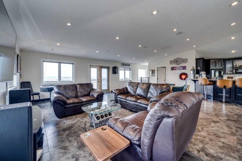 4300 Memorial Trail, Sylvan Lake, AB - Indoor Photo Showing Living Room