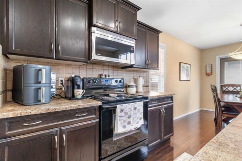 22 Morton Close, Penhold, AB - Indoor Photo Showing Kitchen