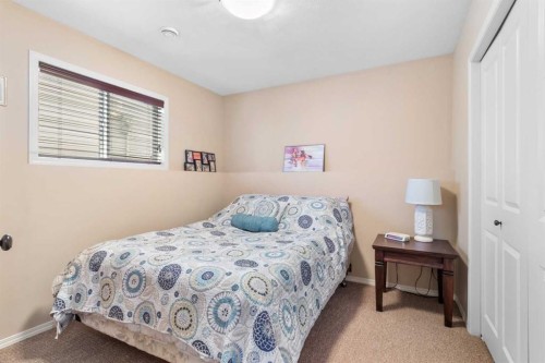22 Morton Close, Penhold, AB - Indoor Photo Showing Bedroom