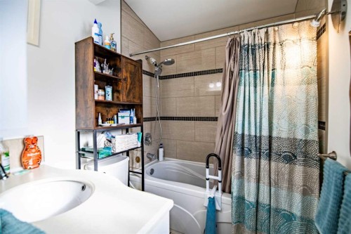 5111 47 Avenue, Sylvan Lake, AB - Indoor Photo Showing Bathroom