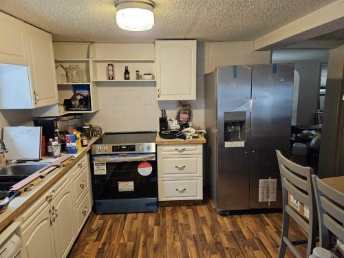 5111 47 Avenue, Sylvan Lake, AB - Indoor Photo Showing Kitchen With Double Sink