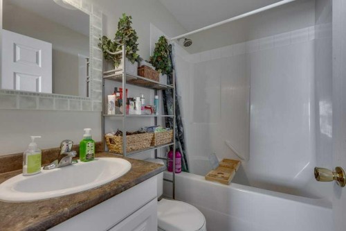 224 Iverson Close, Red Deer, AB - Indoor Photo Showing Bathroom