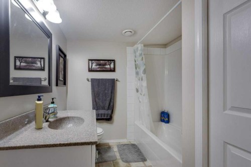 224 Iverson Close, Red Deer, AB - Indoor Photo Showing Bathroom