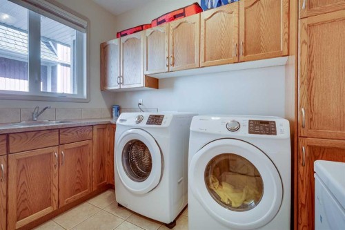 384 Marina Bay Place, Sylvan Lake, AB - Indoor Photo Showing Laundry Room