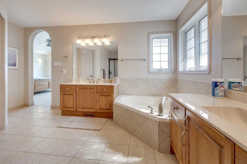 384 Marina Bay Place, Sylvan Lake, AB - Indoor Photo Showing Bathroom