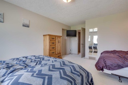 384 Marina Bay Place, Sylvan Lake, AB - Indoor Photo Showing Bedroom