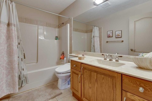 384 Marina Bay Place, Sylvan Lake, AB - Indoor Photo Showing Bathroom