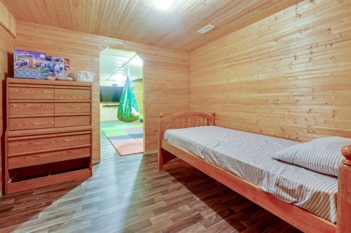 384 Marina Bay Place, Sylvan Lake, AB - Indoor Photo Showing Bedroom