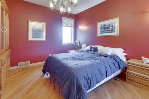 384 Marina Bay Place, Sylvan Lake, AB - Indoor Photo Showing Bedroom